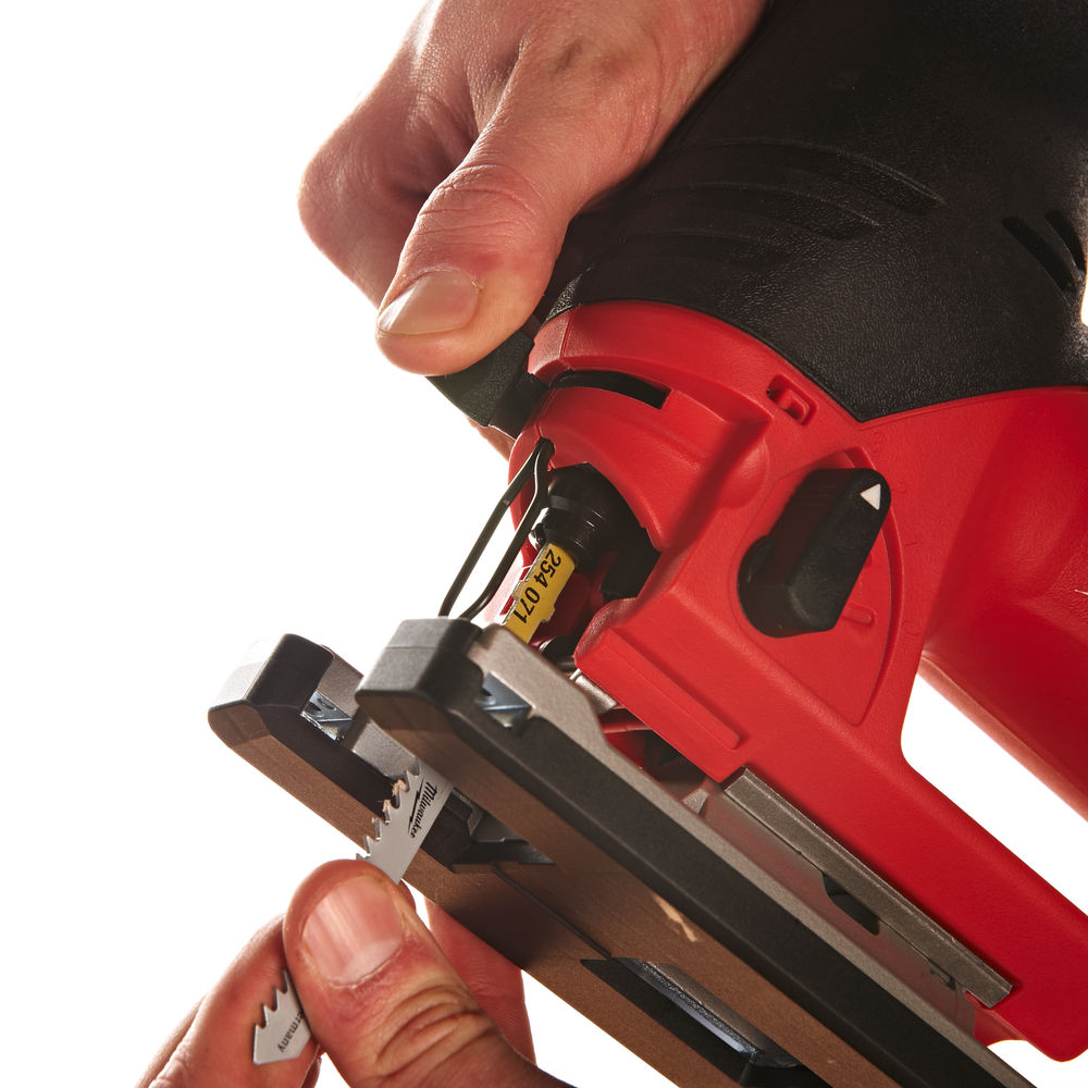 Sierra de calar de puño abierto de 710W, capacidad máxima en madera 120mm, carrera 26mm, 500-2800cpm. Se suministra en kitbox