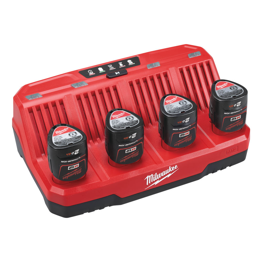 Cargador multipuerto M12™, carga hasta 4 baterías secuencialmente, botón para seleccionar la batería en carga