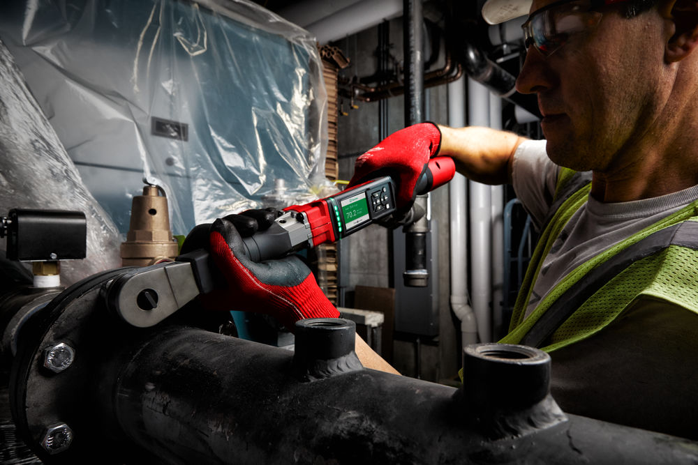 Llave de carraca dinamométrica M12 FUEL™ ONE-KEY™, recepción 1/2&quot;, rango de par 16,9-203,4Nm, exactitud apriete ±2%, exactitud desapriete ±3%. Se suministra con 1 batería M12B2 y cargador C12C, en kitbox