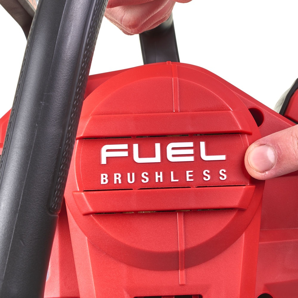 Motosierra M18 FUEL™, espada 30cm, velocidad cadena 12,4m/s. Incluye 80cc de aceite, herramienta para cambio de la cadena y funda de espada. Se suministra en versión cero, sin baterías ni cargador