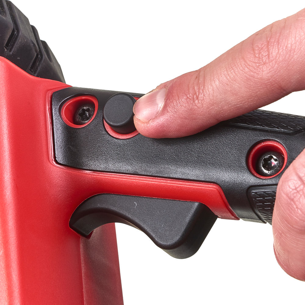 Motosierra M18 FUEL™, espada 30cm, velocidad cadena 12,4m/s. Incluye 80cc de aceite, herramienta para cambio de la cadena y funda de espada. Se suministra en versión cero, sin baterías ni cargador