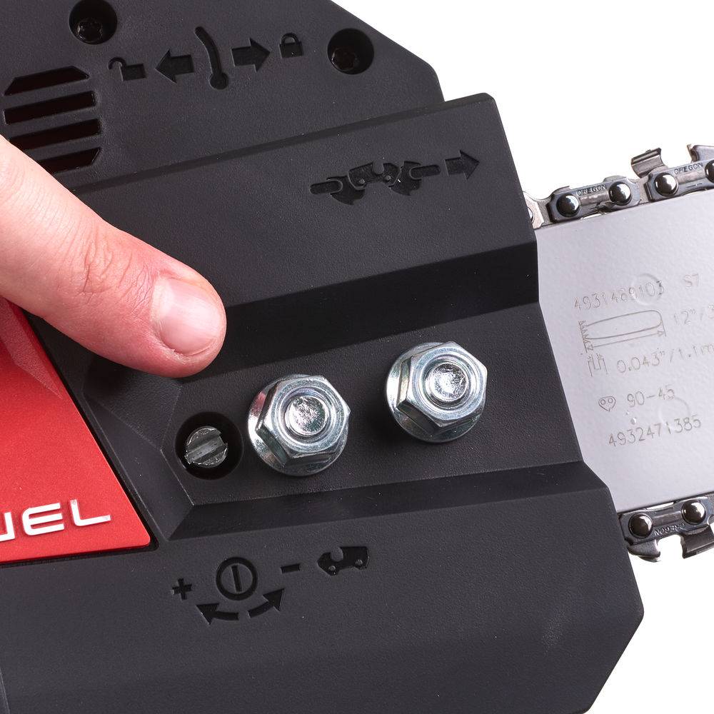 Motosierra M18 FUEL™, espada 30cm, velocidad cadena 12,4m/s. Incluye 80cc de aceite, herramienta para cambio de la cadena y funda de espada. Se suministra en versión cero, sin baterías ni cargador