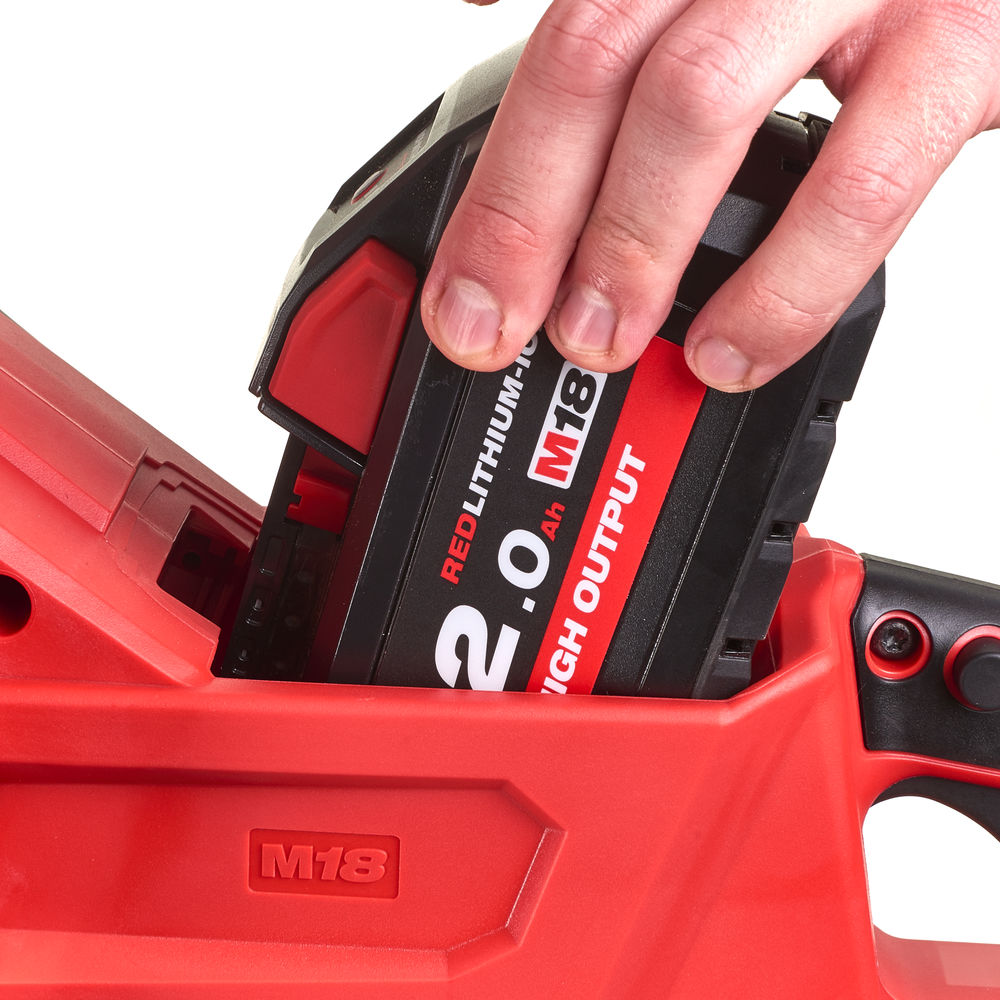 Motosierra M18 FUEL™, espada 30cm, velocidad cadena 12,4m/s. Incluye 80cc de aceite, herramienta para cambio de la cadena y funda de espada. Se suministra en versión cero, sin baterías ni cargador