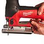 Sierra de calar de puño abierto de 710W, capacidad máxima en madera 120mm, carrera 26mm, 500-2800cpm. Se suministra en kitbox